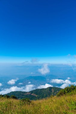 Tayland, Chiang Mai 'deki Kew Mae Pan Doğa Yolu' nda bulutlu ve mavi gökyüzü olan güzel bir dağ tabakası.