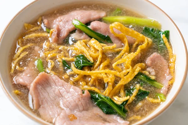 豚のクリスピーな麺をグレービーソースで アジア料理スタイル — ストック写真