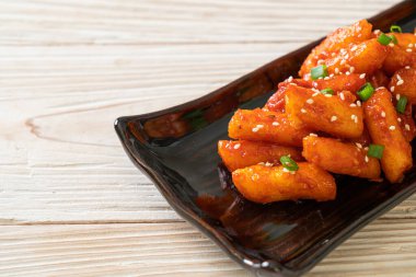 Kore usulü baharatlı pirinç keki (Tteokbokki).