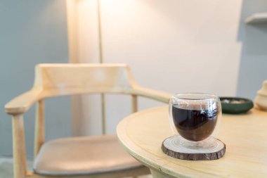 Kafe ve restoranda sıcak americano kahvesi.