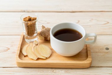 Zencefil köklü sıcak ve tatlı zencefil suyu bardağı.