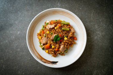 Domuz eti ve sebzeli pilav.