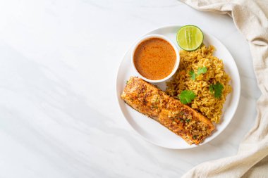Tavada kurutulmuş somon tandırı ve masala pilavı - Müslüman yemeği tarzı.