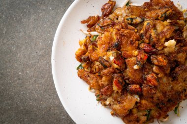 Kızarmış midyeli krep ya da midyeli omlet.