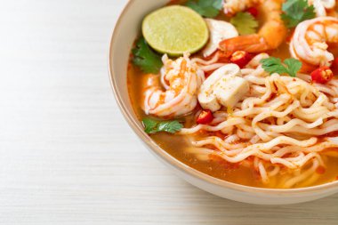 Karidesli baharatlı erişte çorbası (Tom Yum Kung) - Asya yemeği tarzı