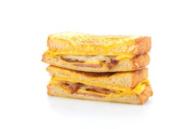 Fransız tostlu jambonlu peynirli sandviç ve beyaz arka planda yumurta.