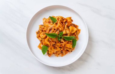 Fesleğenli farfalle makarna ve domates soslu sarımsak - İtalyan sosu