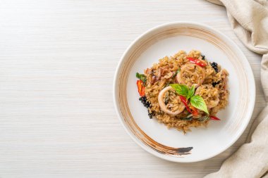 Ev yapımı Basil ve Baharatlı Bitki Kızarmış Pirinç Kalamar veya Ahtapot - Asya yemek tarzı