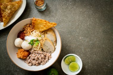 Balık köfteli baharatlı erişte ve çorbasız karides köftesi. Asya usulü.