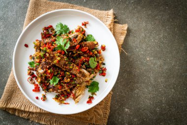 Kızarmış Mantid Karidesi ya da Acılı ve Tuzlu Kerevit Deniz Ürünleri Stili