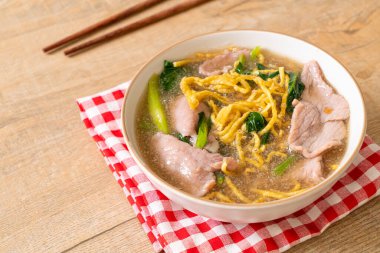 Soslu domuz etli çıtır erişte, Asya usulü.