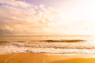 Güneşin doğuşunda ya da batışında güzel ve boş sahil denizi