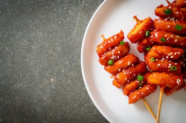 Kore usulü baharatlı soslu kızarmış Kore pirinç keki (Tteokbokki).