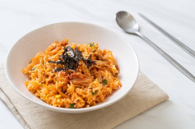 Kore usulü deniz yosunu ve beyaz susamlı kimchi pilavı.