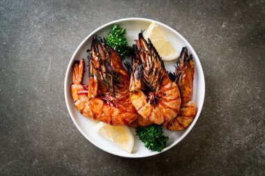 Izgara kaplan karidesi ya da limonlu karides.