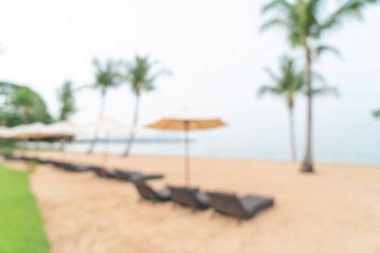 Sahilde deniz manzaralı soyut bulanık plaj sandalyesi - seyahat ve tatil konsepti