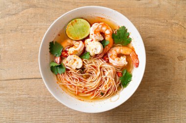 Baharatlı erişte çorbası ve beyaz kasede karides (Tom Yum Kung) - Asya yemeği tarzı