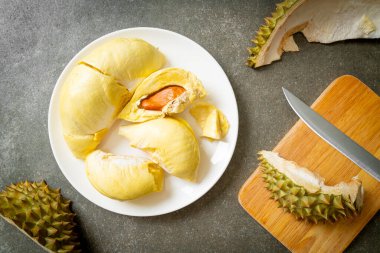 Durian olgun ve taze, durian kabuğu beyaz tabakta.
