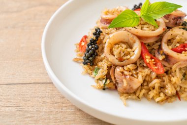 Ev yapımı Basil ve Baharatlı Bitki Kızarmış Pirinç Kalamar veya Ahtapot - Asya yemek tarzı