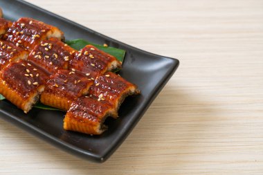 Dilimlenmiş yılan balığı ya da soslu ızgara unagi (Kabayaki) - Japon yemeği tarzı.