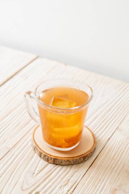 Lezzetli tatlı içecek demirhindi suyu ve buz küpü - sağlıklı içecek tarzı