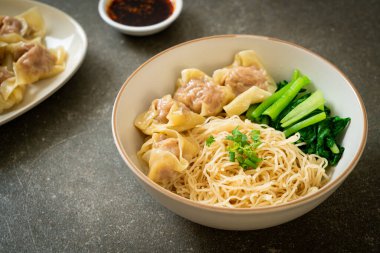 Kurutulmuş yumurtalı erişte ile domuz çorbası ya da Asya usulü domuz etli börek.