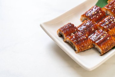 Dilimlenmiş yılan balığı ya da soslu ızgara unagi (Kabayaki) - Japon yemeği tarzı.