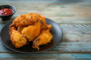 Ketçaplı kızarmış tavuk kanadı - sağlıksız yemek.