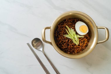 Kore fasulye soslu Anında Erişte salatalık ve haşlanmış yumurta (Jajangmyeon veya Jjajangmyeon) - Kore yemek tarzı