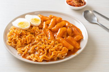 Baharatlı Kore soslu Ramen veya Kore hazır eriştesi ve Tteokbokki - Kore yemeği tarzı