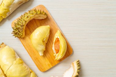 Durian olgun ve taze, durian kabuğu tahtada.