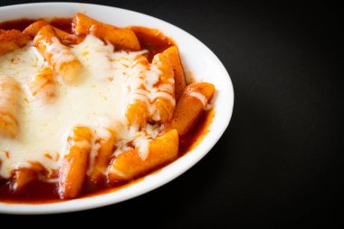 Peynirli Kore soslu Kore pirinç keki, peynirli Peynirli Tokpokki, Peynirli Tteokbokki - Kore yemeği tarzı
