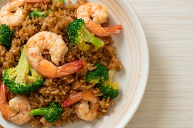 Brokoli ve karidesli kızarmış pirinç.