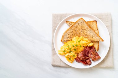 Çırpılmış yumurta, kızarmış ekmek ve kahvaltıda pastırma.