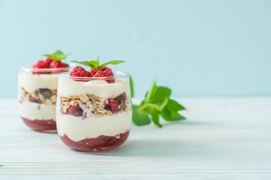 Tahıllı taze ahududu ve yoğurt.