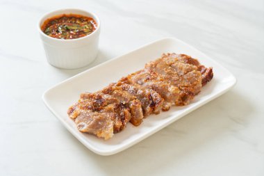 Izgara domuz boynu ya da Tayland baharatlı soslu kömür kaynayan domuz boynu.