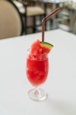 Kafe restoranındaki masada taze karpuz suyu bardağı var.