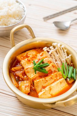 Yumuşak Tofulu Kimchi Çorbası veya Kore Kimchi Güveci - Kore Yemekleri Geleneksel Tarzı