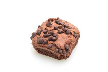Üzerinde çikolata parçacıkları olan siyah çikolatalı brownie. Beyaz arka planda izole edilmiş.