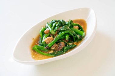 Çin lahanalı kızarmış balık, Asya usulü.