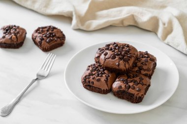 Üstünde çikolata parçacıkları olan çikolatalı browniler.