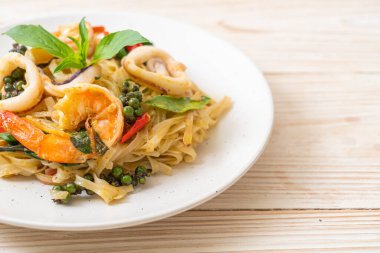 Baharatlı erişteyi deniz yemeğiyle karıştır (Pad Cha Talay) - Tayland yemeği tarzı