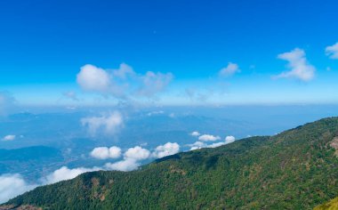 Tayland, Chiang Mai 'deki Kew Mae Pan Doğa Yolu' nda bulutlu ve mavi gökyüzü olan güzel bir dağ tabakası.