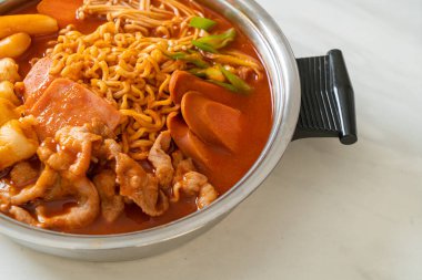 Budae Jjigae ya da Budaejjigae (ordu yahnisi ya da ordu üssü). Kimchi, konserve jambon, sosis, ramen eriştesi ve çok daha popüler Kore usulü sıcak yemek ile dolu.