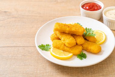 Kızarmış balık çubuğu ya da soslu patates kızartması.