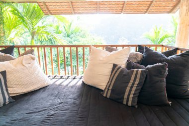 Yastık süslemesi balkondaki kanepede.