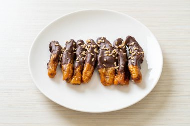 Güneş ışığı kurumuş muz çikolata kaplama veya muz soslu çikolata