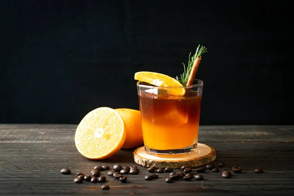 Egy Pohár Jeges Americano Fekete Kávé Narancs Citromlé Rozmaringgal Fahéjjal — Stock Fotó