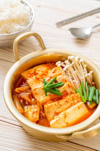 Yumuşak Tofulu Kimchi Çorbası veya Kore Kimchi Güveci - Kore Yemekleri Geleneksel Tarzı
