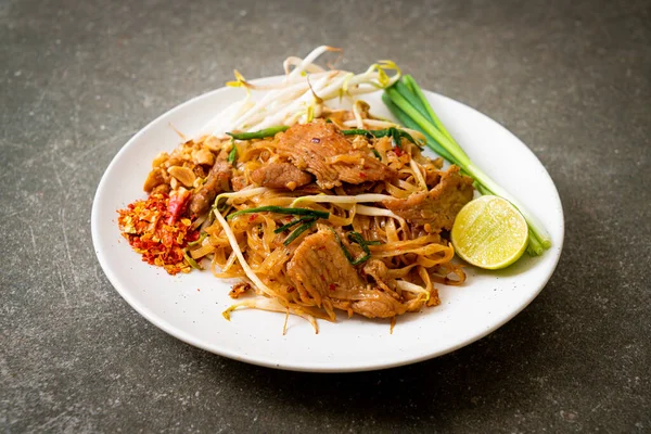 Tagliatelle Riso Fritto Con Carne Maiale Stile Asiatico — Foto Stock